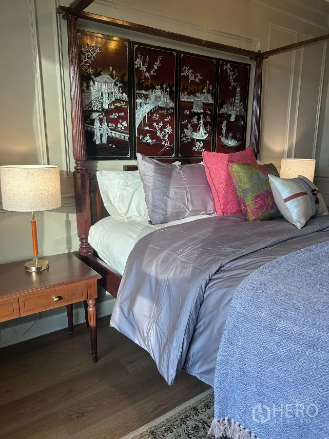 คอนโด ให้เช่าในKhlong San, Bangkok - ภาพระยะใกล้ของเตียงสี่เสา หัวเตียงลวดลาย และหมอนหนานุ่ม