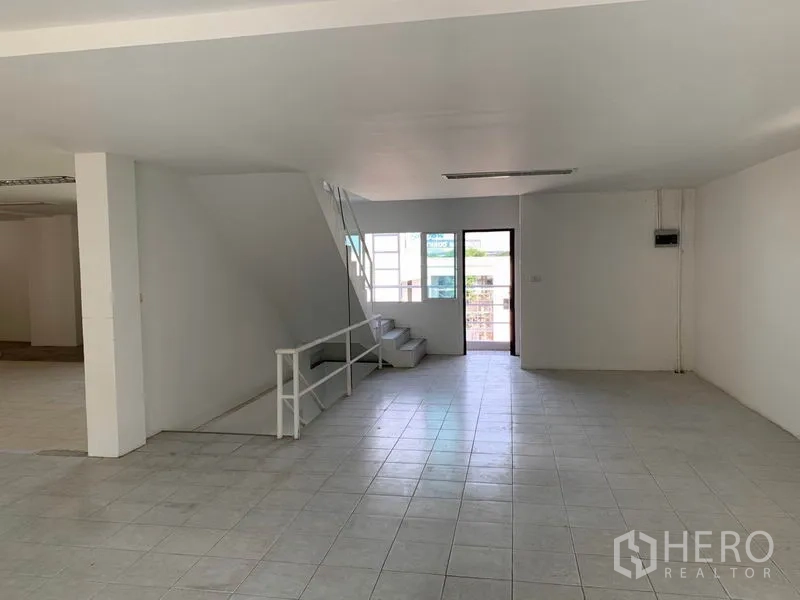 办公空间 出租在Huai Khwang, Bangkok - 开放办公区配楼梯通往上层，带窗户与外门。