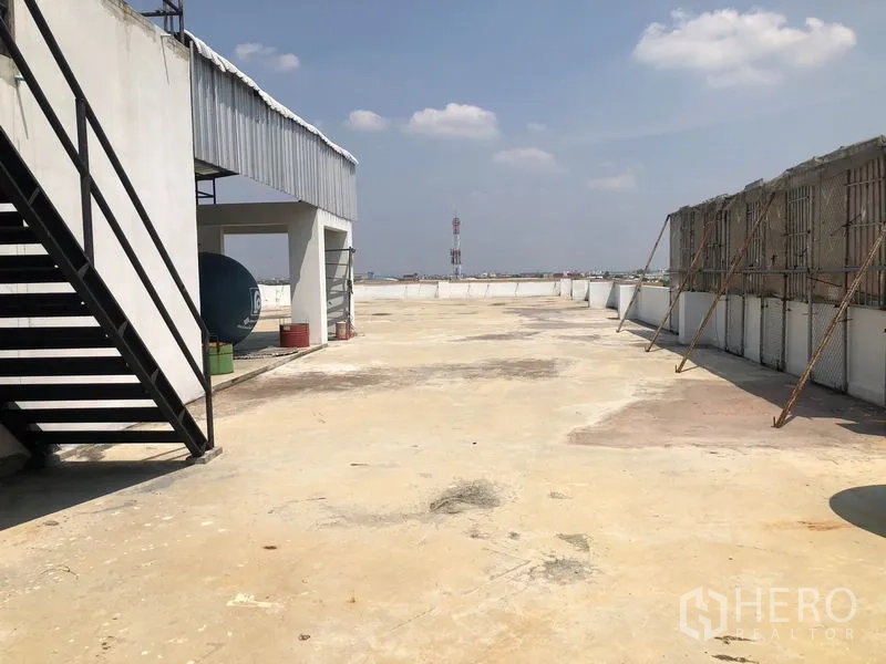 零售空间 出租在Min Buri, Bangkok - 屋顶区域带外置楼梯与设备基础，适合安装机组。