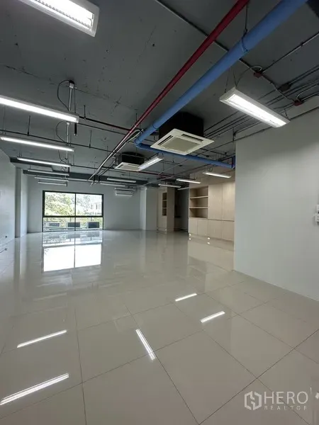 办公空间 出租在Khlong Toei, Bangkok - 宽敞的开放办公区，配LED灯带、卡式空调与光亮瓷砖地面。