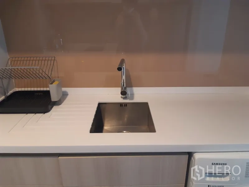 คอนโด ให้เช่าในKhlong Toei, Bangkok - อ่างล้างจานสแตนเลสพร้อมที่พักจานและก๊อกโครเมียม