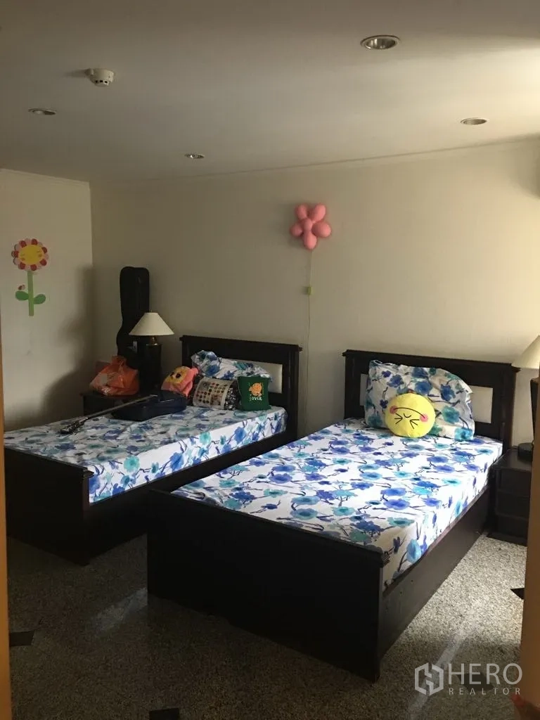 公寓 for rent in Watthana, Bangkok - 次卧配两张单人床与筒灯。