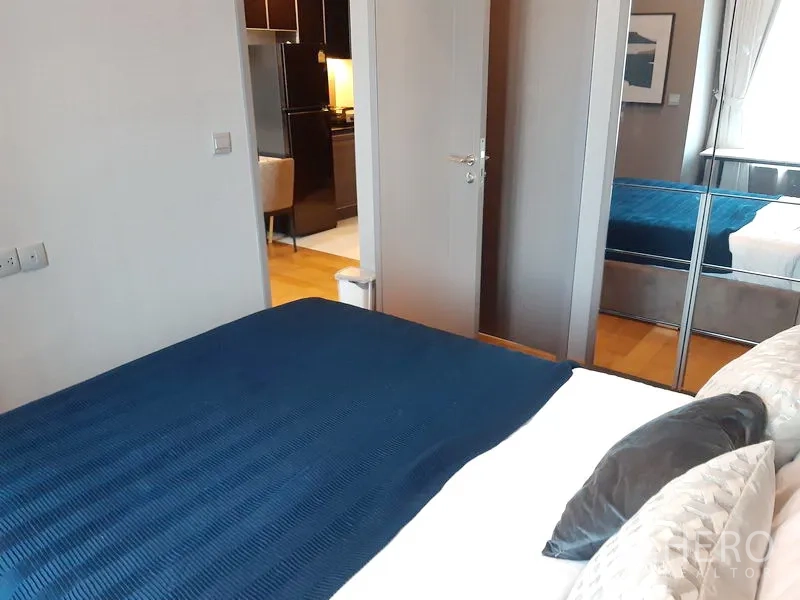 公寓 出租在Khlong Toei, Bangkok - 温馨卧室，镜面衣柜，门通向客厅。