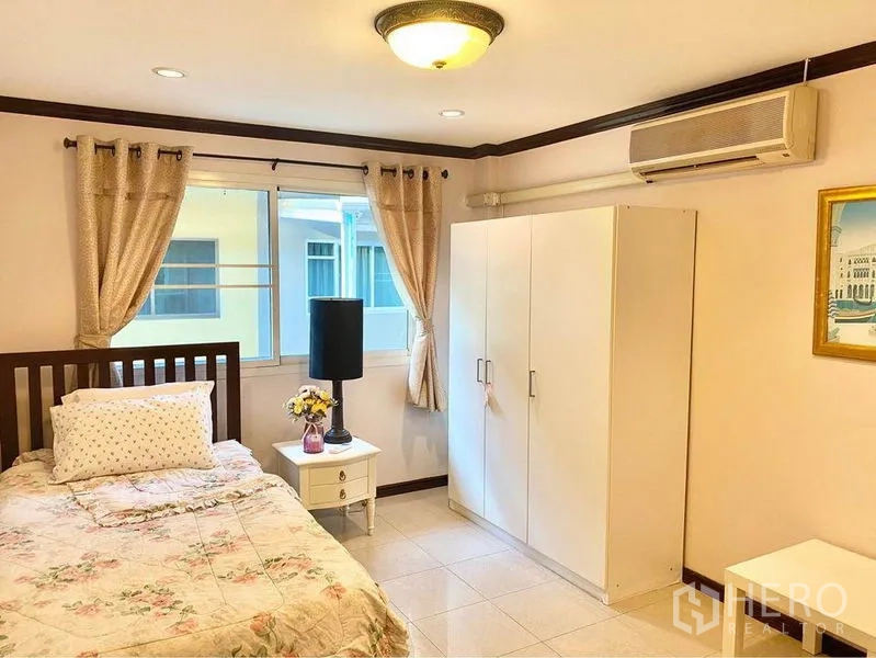 ทาวน์เฮาส์ ให้เช่าหรือขายในPrawet, Bangkok - ห้องนอนติดแอร์ เตียงเดี่ยว ตู้เสื้อผ้าสีขาว และหน้าต่างสองบาน