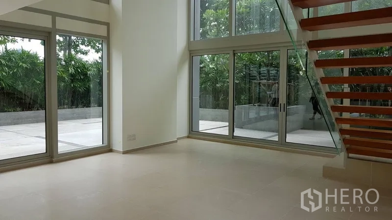 คอนโด ขายในKhlong San, Bangkok - พื้นที่นั่งเล่นเพดานสูง เปิดออกสู่เทอเรซส่วนตัวขนาดใหญ่