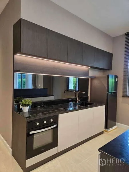 บ้าน ให้เช่าหรือขายในLat Krabang, Bangkok - ครัวแพนทรีกะทัดรัด บิวท์อินเตาอบ ตู้เก็บของ และไฟใต้ตู้