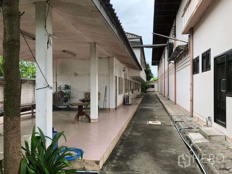 工厂 出售在Lam Luk Ka, Pathum Thani - 有顶走廊与员工设施，连接两侧建筑