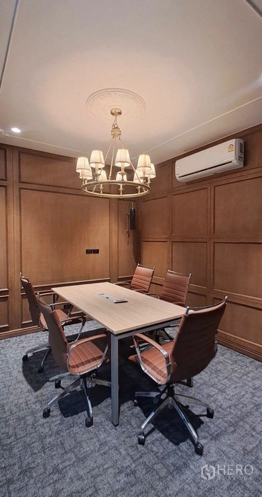 家庭办公室 for rent in Lat Phrao, Bangkok - 会议室配吊灯、木饰墙与会议桌椅。