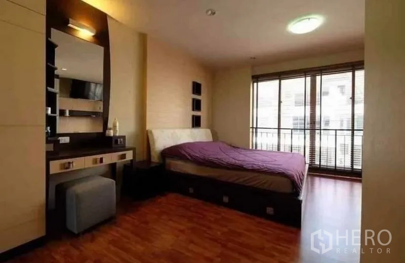 ทาวน์เฮาส์ ให้เช่า - ห้องนอนใหญ่มุมโต๊ะเครื่องแป้ง พร้อมประตูออกระเบียง