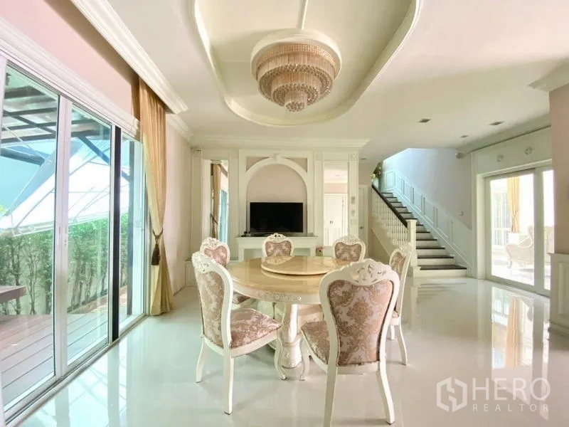 Detached House for rent in Bang Phli, Samut Prakan - Dining area with round table, chandelier and access to the terrace