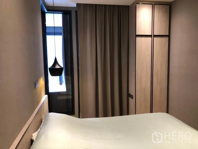 คอนโด ให้เช่าในDin Daeng, Bangkok - ห้องนอนพร้อมตู้เสื้อผ้าสูง ผ้าม่านทึบแสง และช่องหน้าต่างรับแสงธรรมชาติ