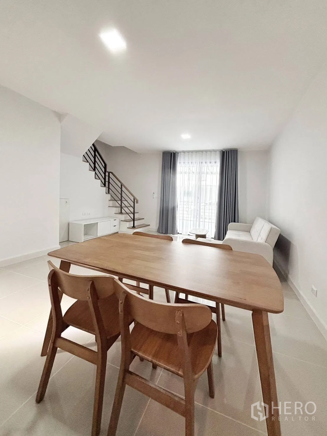 联排别墅 for rent in Bang Phli, Samut Prakan - 餐桌面向客厅与楼梯，采光充足的开放空间