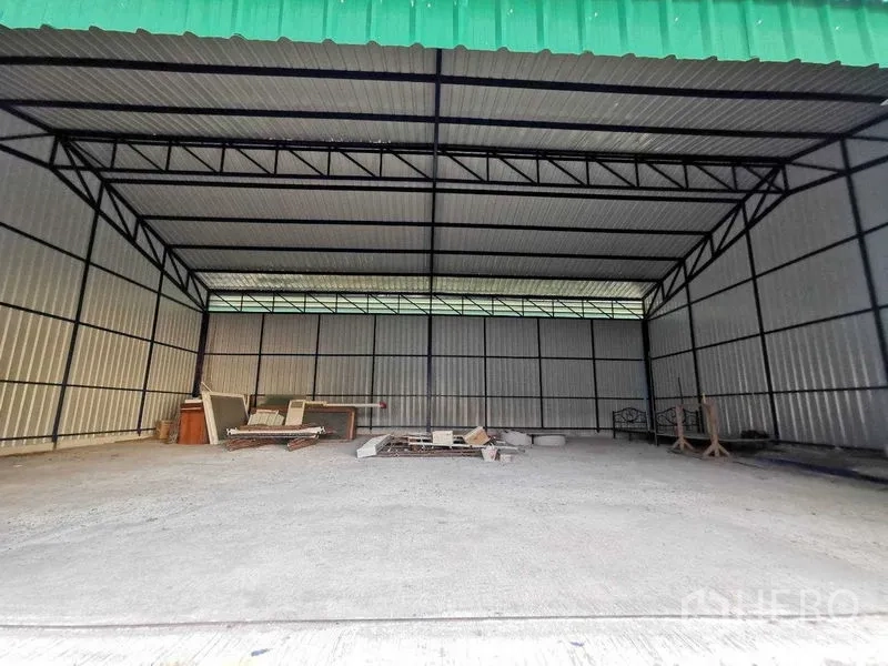 Warehouse for rent in Bang Na, Bangkok - Spacious warehouse interior with steel truss roof and concrete floor