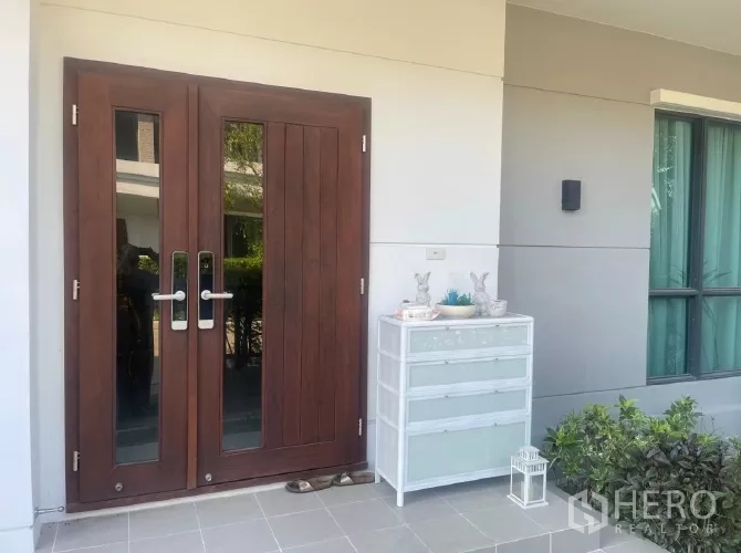 บ้าน ให้เช่าหรือขายในSaphan Sung, Bangkok - ประตูทางเข้าบานคู่ไม้จริง พร้อมชานหน้าบ้านและตู้วางของ