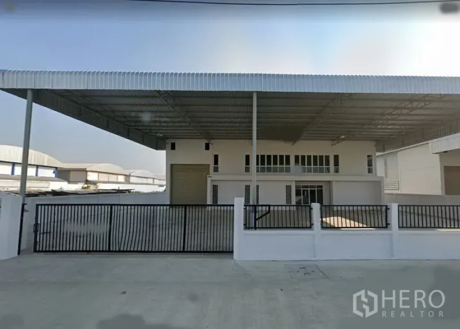 Factory for rent or sale in Bang Bo, Samut Prakan - Front view of a standalone factory in Bang Bo with a wide covered loading canopy and gated entrance.
