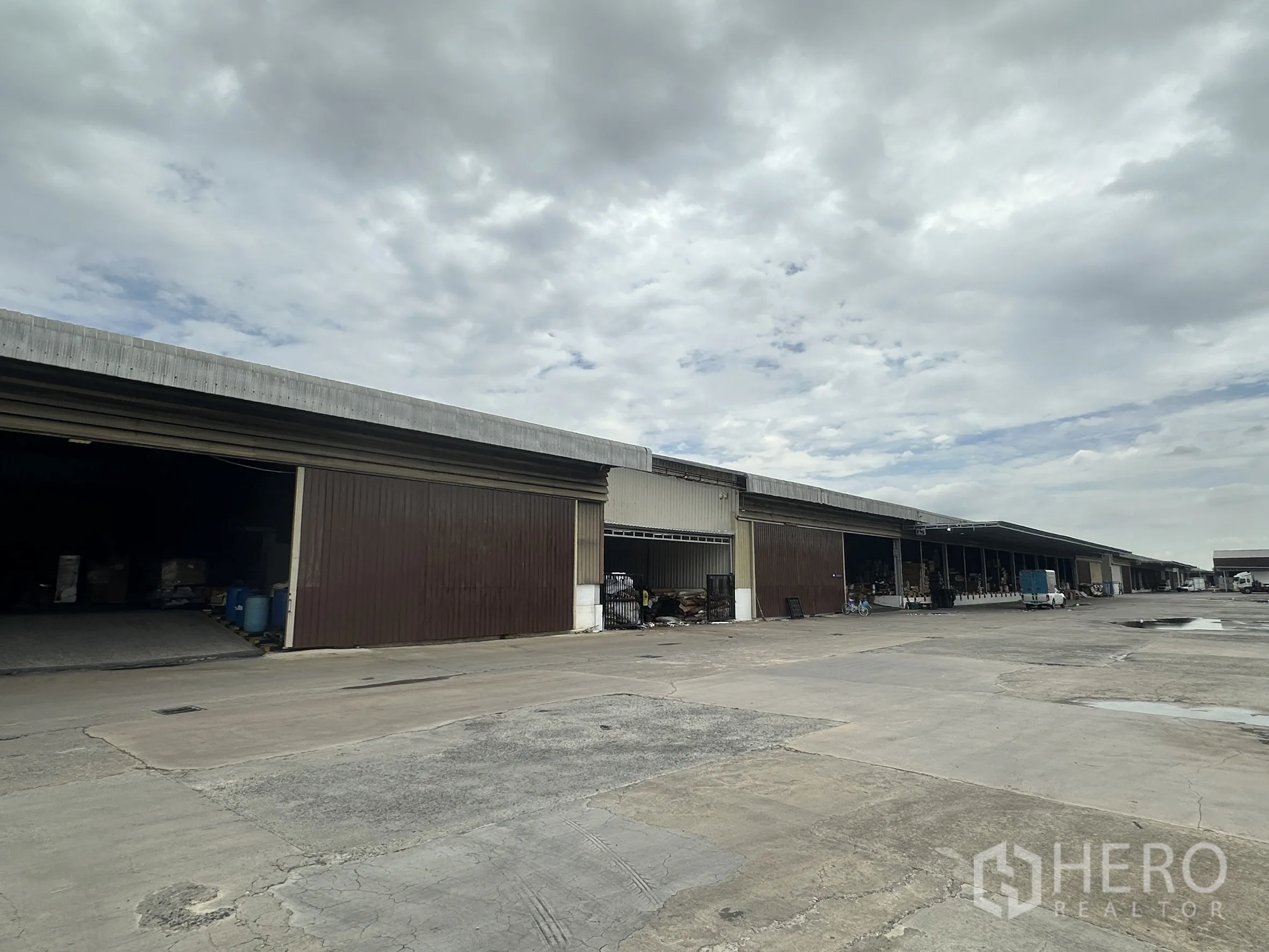 โรงงาน for rent in Lat Krabang, Bangkok - แถวโกดังต่อเนื่องพร้อมประตูม้วนและถนนคอนกรีตกว้าง