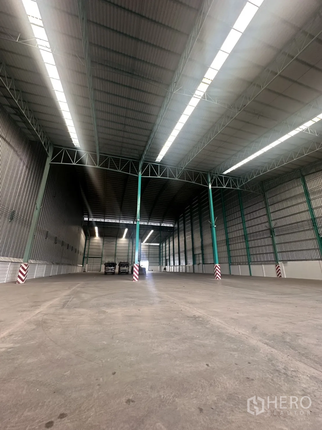 โกดัง for rent in Sai Noi, Nonthaburi - พื้นโกดังโล่งกว้าง หลังคาสูงพร้อมโครงเหล็กและแผ่นโปร่งแสง