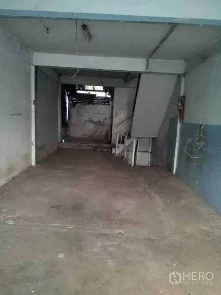 อาคารพาณิชย์ ให้เช่าในKhlong Toei, Bangkok - พื้นที่โล่งยังไม่ตกแต่ง พื้นปูน และบันไดด้านหลังภายในอาคาร