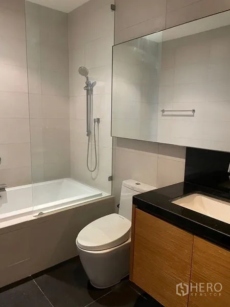 คอนโด ให้เช่าในWatthana, Bangkok - ห้องน้ำร่วมสมัยพร้อมอ่างอาบน้ำ ฉากกระจก อ่างล้างหน้าและโถสุขภัณฑ์