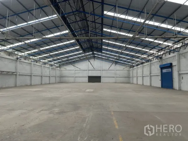 工厂 出租在Nonthaburi - 高挑空生产区，超大卷门与通透开阔空间