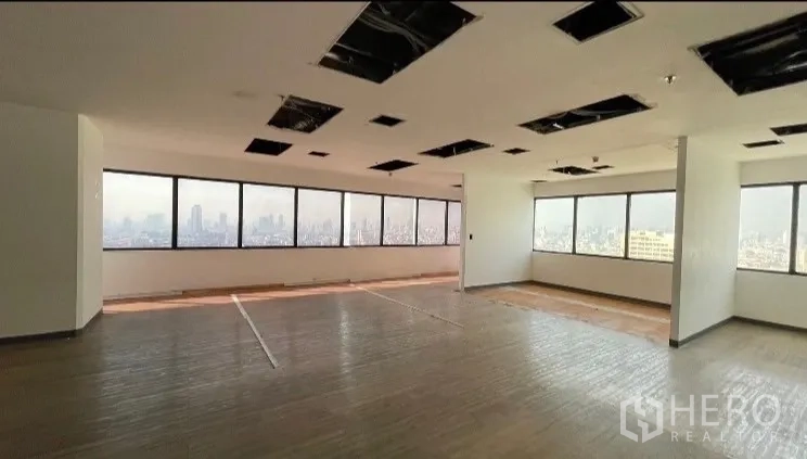 สำนักงาน ให้เช่าหรือขาย - พื้นที่ทำงานแบบโอเพ่นแปลนขนาดใหญ่ หน้าต่างรอบด้านและพื้นลายไม้