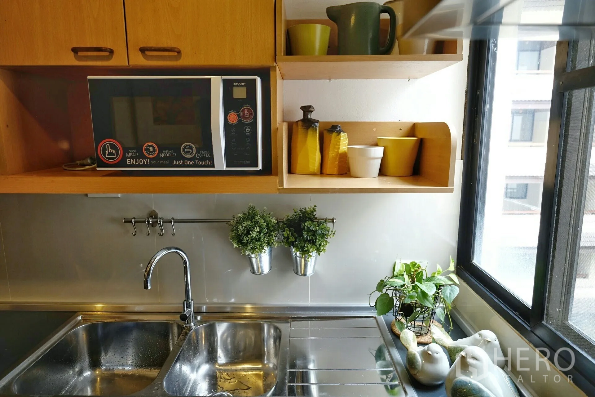 คอนโด ให้เช่าในWatthana, Bangkok - มุมอ่างล้างจาน ครัวบิวท์อิน ซิงก์คู่ ชั้นวางของ ไมโครเวฟ และต้นไม้ริมหน้าต่าง