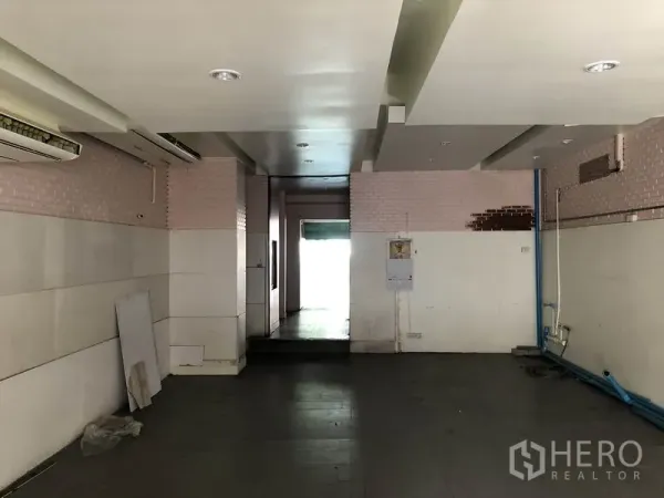 สำนักงานที่บ้าน ให้เช่าหรือขายในHuai Khwang, Bangkok - โซนบริการฝ้าเพดานต่ำ ผนังตีแผ่น พร้อมท่อประปาสีฟ้านำไปยังทางออกหลังบ้าน