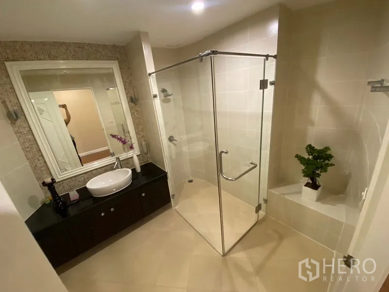 อพาร์ทเมนท์ ให้เช่าในWatthana, Bangkok - ห้องน้ำสมัยใหม่ ตู้อาบน้ำกระจก โต๊ะอ่างล้างหน้า และกระเบื้องโทนอบอุ่น