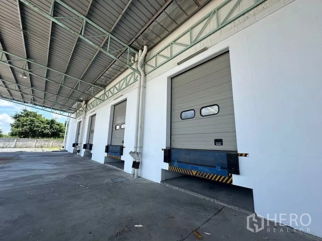 工厂 出租在Si Racha, Chon Buri - 装卸月台特写，卷帘门与月台调节板一应俱全。