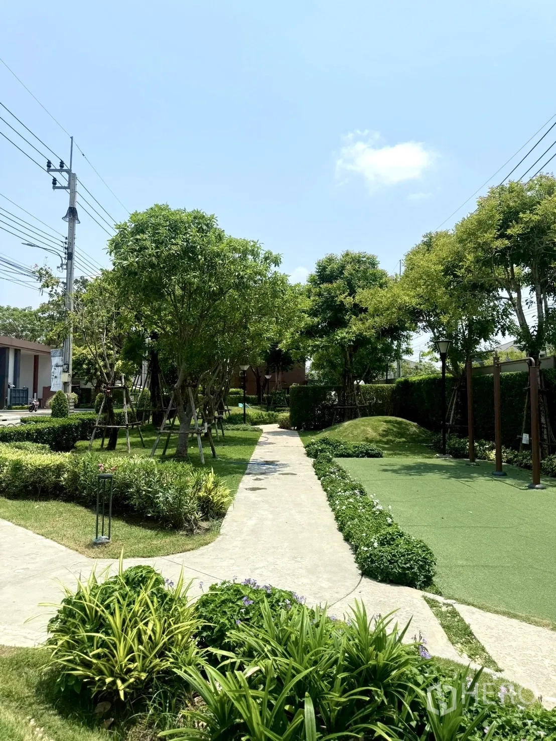 联排别墅 for rent in Prawet, Bangkok - 社区景观花园与步行小径、树木成荫。