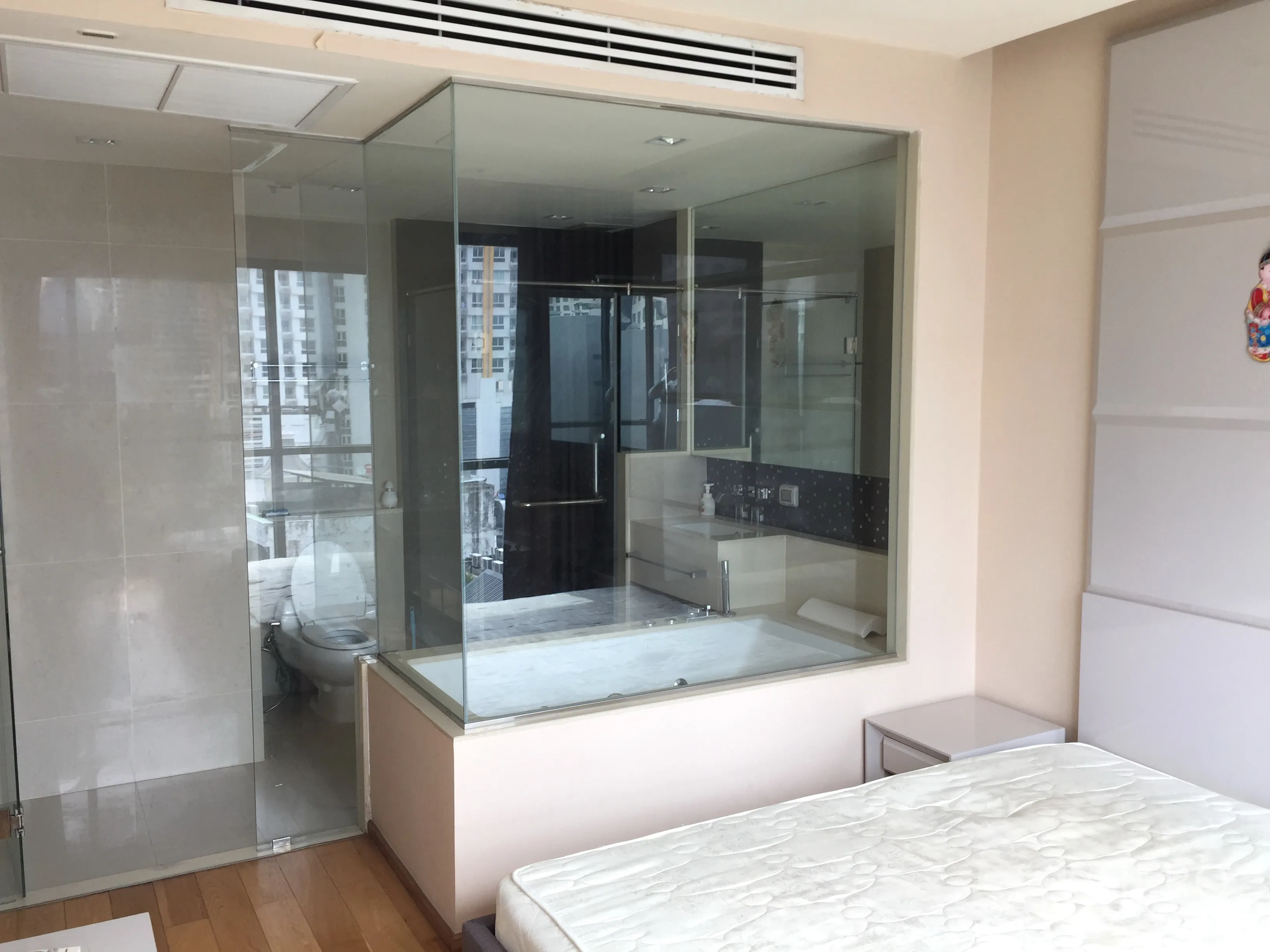 公寓 出租在Bang Rak, Bangkok - 主卧内玻璃隔断套卫，设浴缸与独立淋浴区。