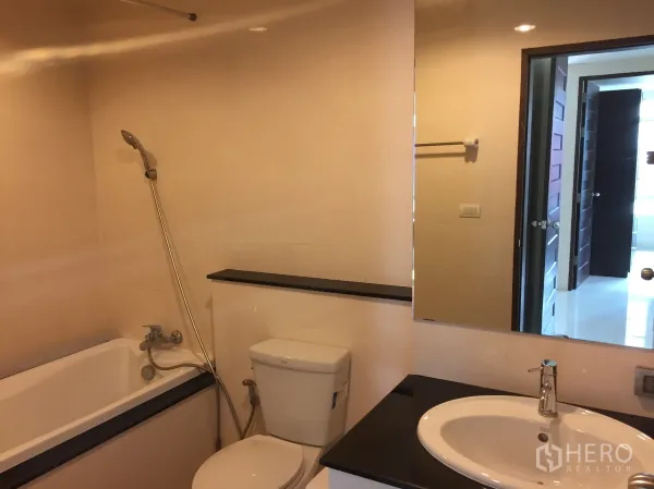 คอนโด ให้เช่าหรือขายในWatthana, Bangkok - ห้องน้ำสมัยใหม่พร้อมอ่างอาบน้ำ ฝักบัวมือ อ่างล้างหน้า และกระจกบานใหญ่
