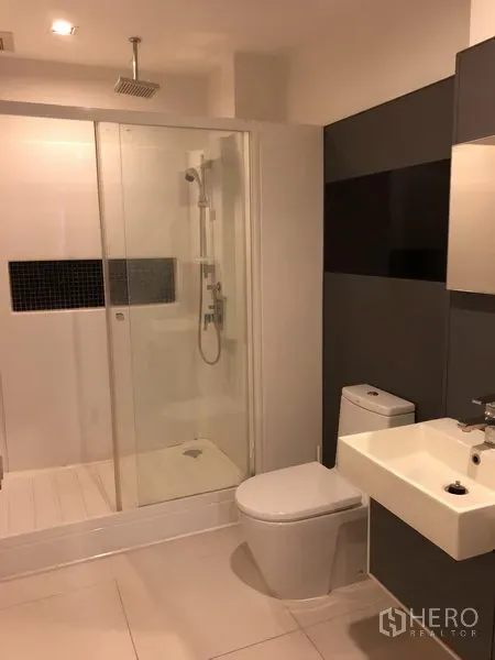คอนโด ให้เช่าในPhra Khanong, Bangkok - ห้องน้ำสไตล์โมเดิร์น มีตู้ชาวเวอร์กระจก ฝักบัวเรนชาวเวอร์ อ่างล้างหน้า และโถสุขภัณฑ์