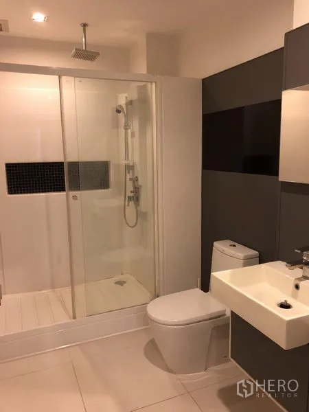 คอนโด ให้เช่าในPhra Khanong, Bangkok - ห้องน้ำสไตล์โมเดิร์น มีตู้ชาวเวอร์กระจก ฝักบัวเรนชาวเวอร์ อ่างล้างหน้า และโถสุขภัณฑ์