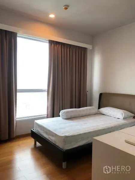 คอนโด ให้เช่าในKhlong San, Bangkok - ห้องนอนสว่างด้วยเตียงเดี่ยว หน้าต่างบานใหญ่ ผ้าม่าน และพื้นไม้