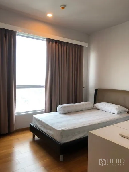 คอนโด ให้เช่าในKhlong San, Bangkok - ห้องนอนสว่างด้วยเตียงเดี่ยว หน้าต่างบานใหญ่ ผ้าม่าน และพื้นไม้