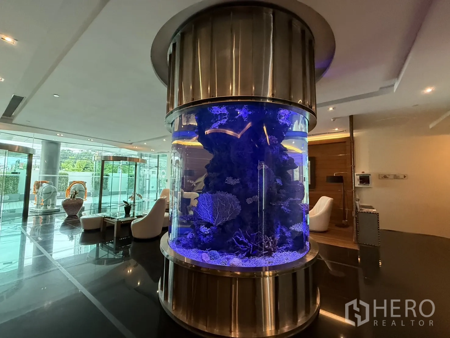 คอนโด ให้เช่าในPhaya Thai, Bangkok - ล็อบบี้คอนโดดีไซน์เด่นกับตู้ปลาทรงกระบอกและมุมรับรอง