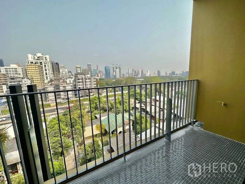 คอนโด ให้เช่าในPathum Wan, Bangkok - ระเบียงส่วนตัวพร้อมราวเหล็ก มองเห็นวิวสกายไลน์กรุงเทพฯ และพื้นที่สีเขียว
