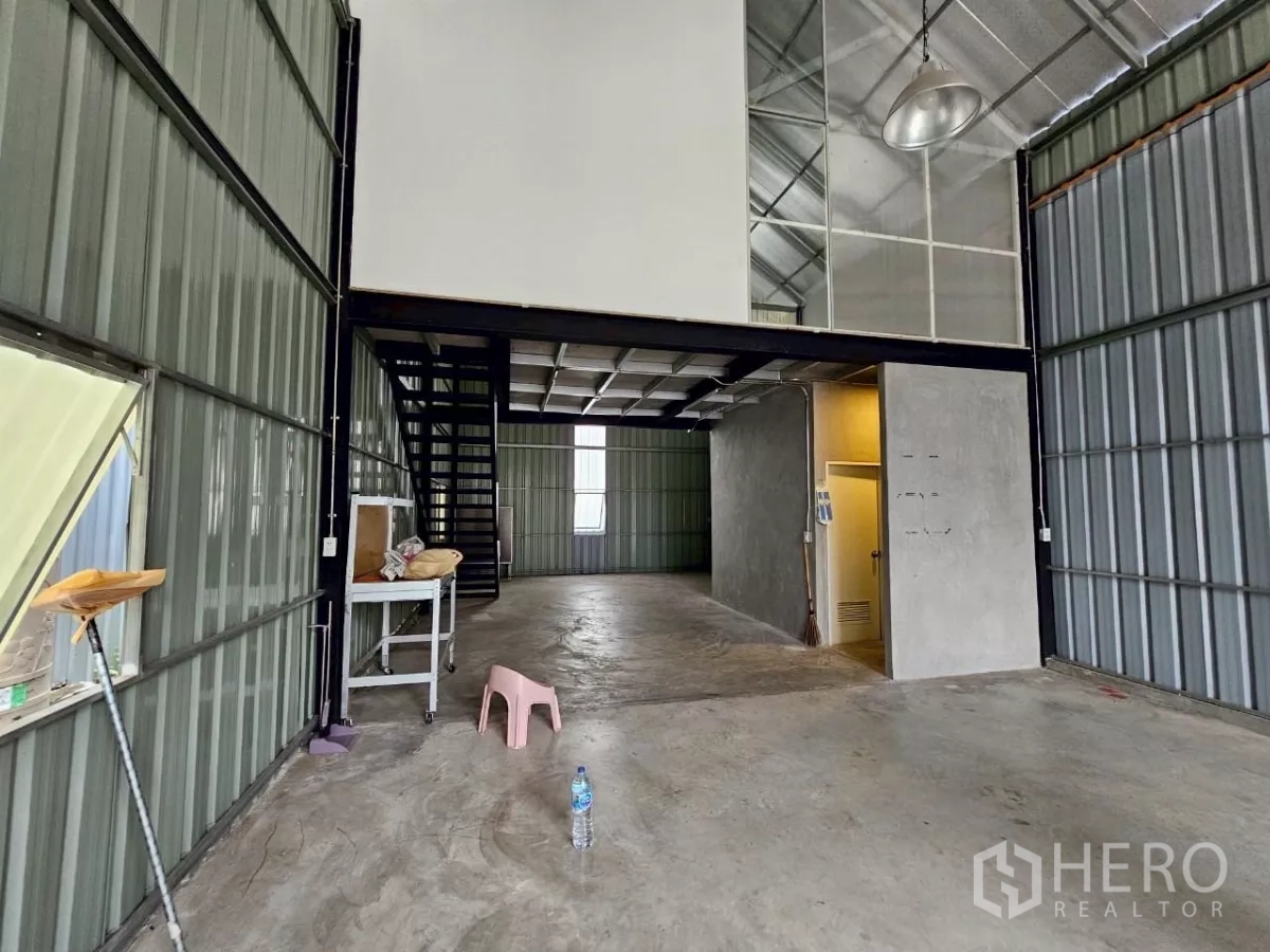 货栈 出租在Chatuchak, Bangkok - 开阔的仓库内部，带夹层、楼梯与混凝土地坪。