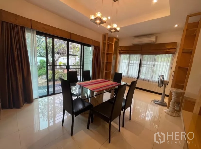 บ้าน ให้เช่าในChatuchak, Bangkok - ห้องรับประทานอาหารพร้อมโคมไฟแขวนและประตูกระจกสไลด์เปิดสู่สวน