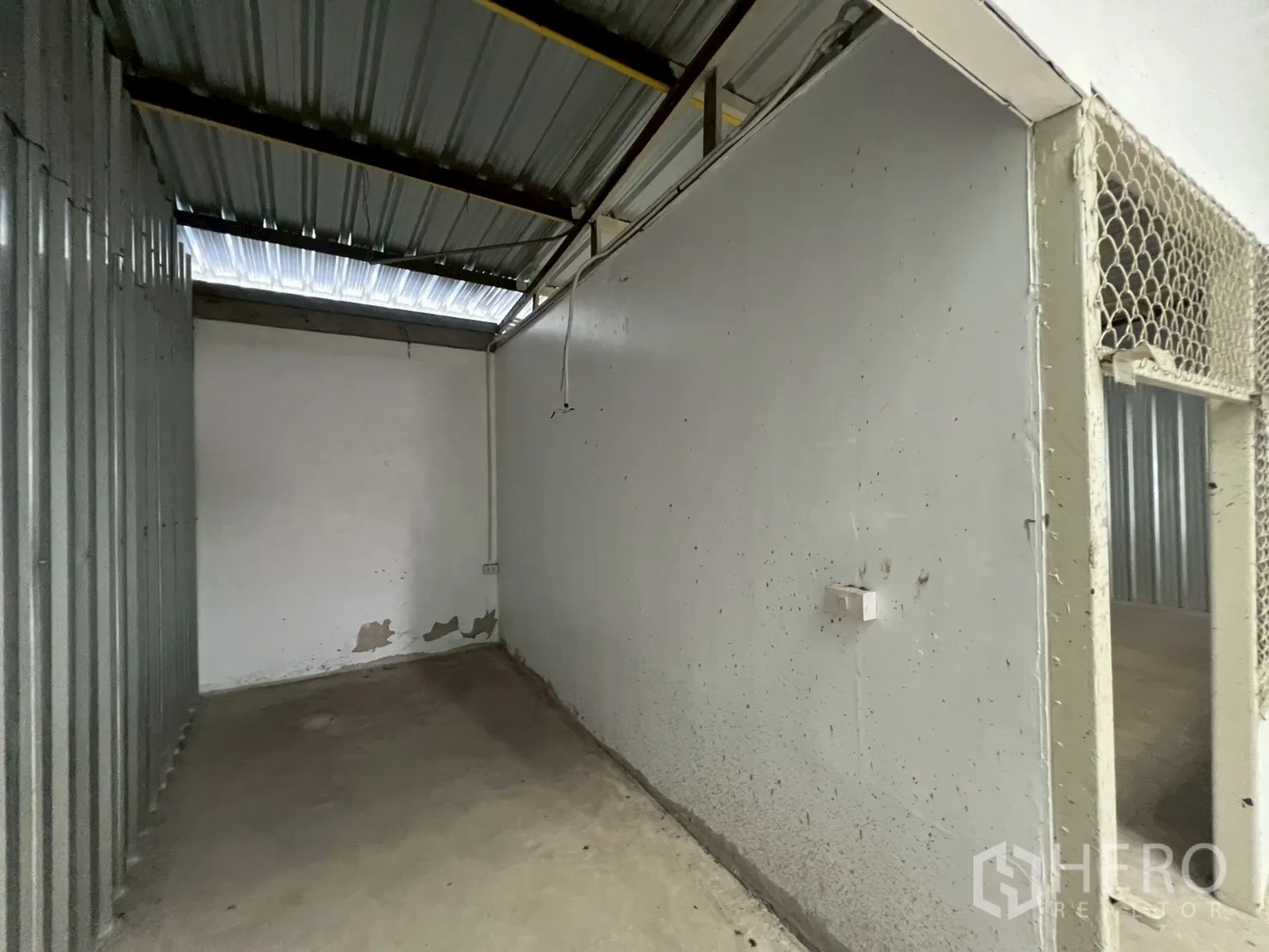 คลังสินค้า ให้เช่าในMin Buri, Bangkok - อีกมุมของห้องเก็บของขนาดเล็ก ผนังลอนเหล็ก