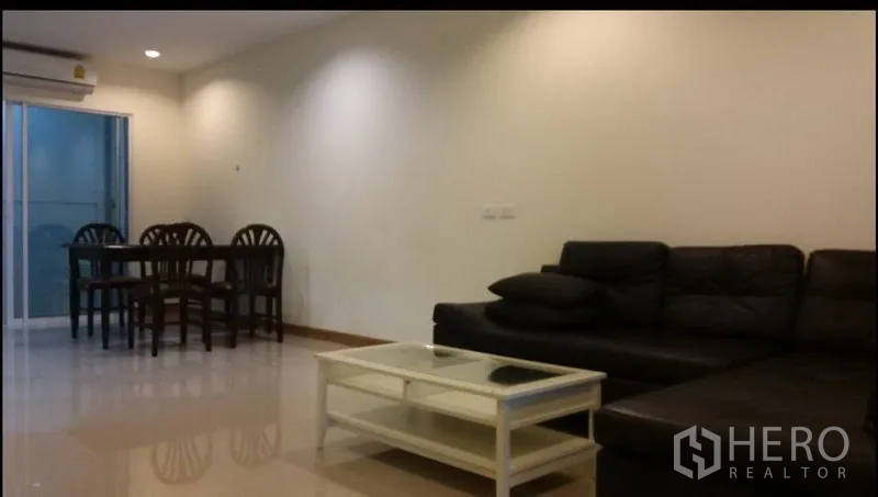 ทาวน์เฮาส์ ให้เช่าในSuan Luang, Bangkok - โซนนั่งเล่นแบบเปิด โซฟาเข้ามุม โต๊ะกลาง และมุมทานข้าวใต้ไฟดาวน์ไลท์