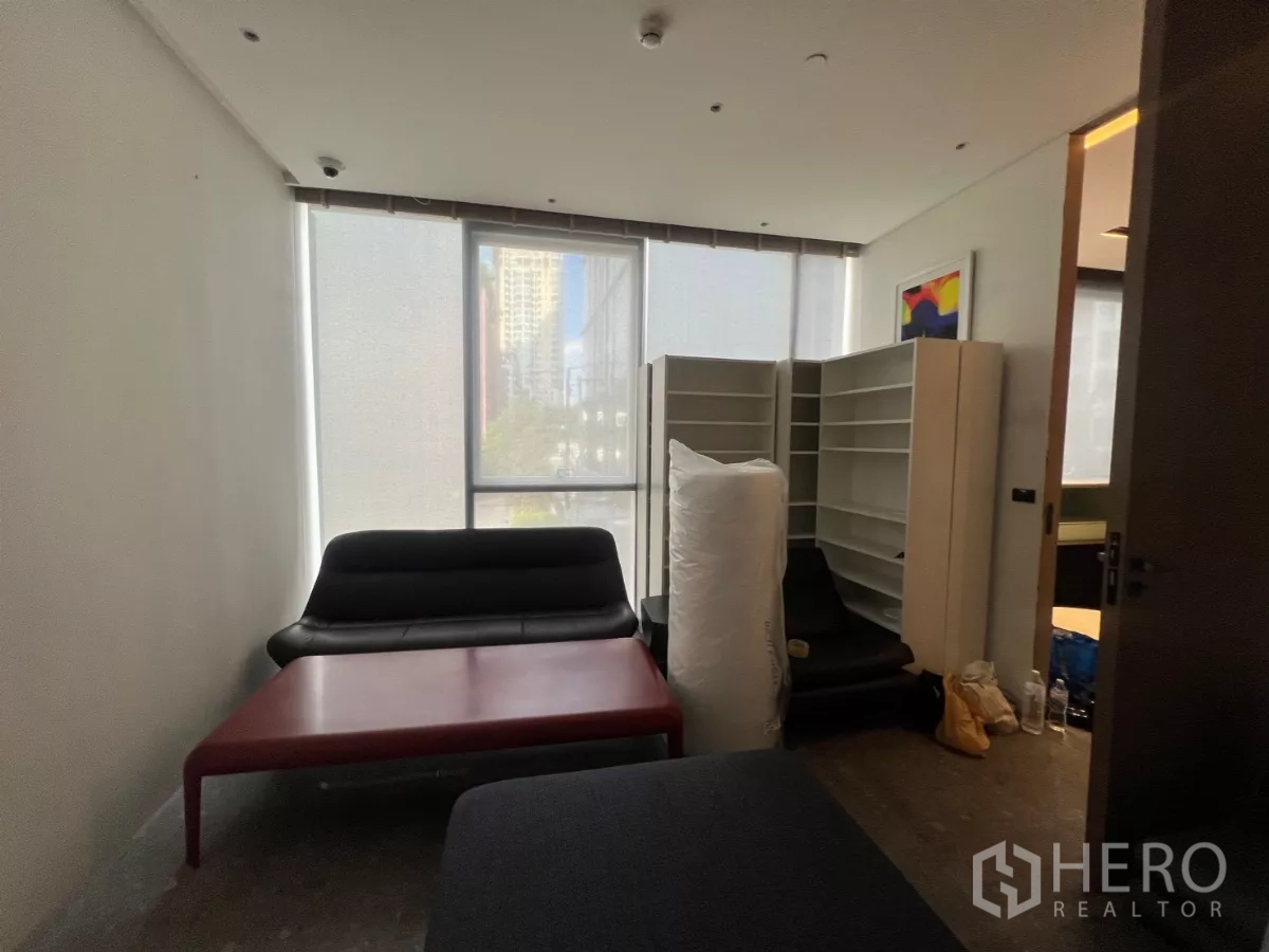 พื้นที่ขายปลีก ให้เช่า - ห้องกะทัดรัด ม่านม้วน โซฟา และชั้นเก็บของ เหมาะเป็นห้องตรวจหรือให้คำปรึกษา.