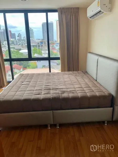 คอนโด ให้เช่าในWatthana, Bangkok - ห้องนอนพร้อมหน้าต่างบานใหญ่ วิวเมือง และเครื่องปรับอากาศในคอนโดวัฒนา