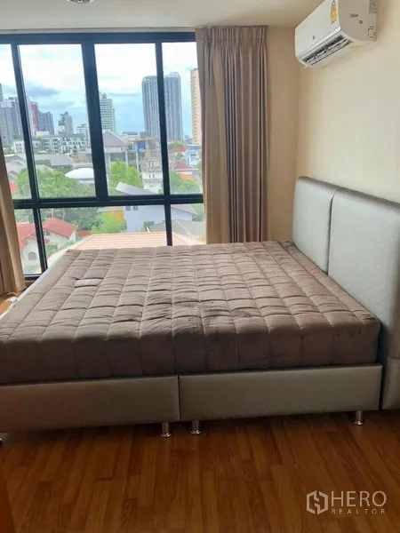 คอนโด ให้เช่าในWatthana, Bangkok - ห้องนอนพร้อมหน้าต่างบานใหญ่ วิวเมือง และเครื่องปรับอากาศในคอนโดวัฒนา