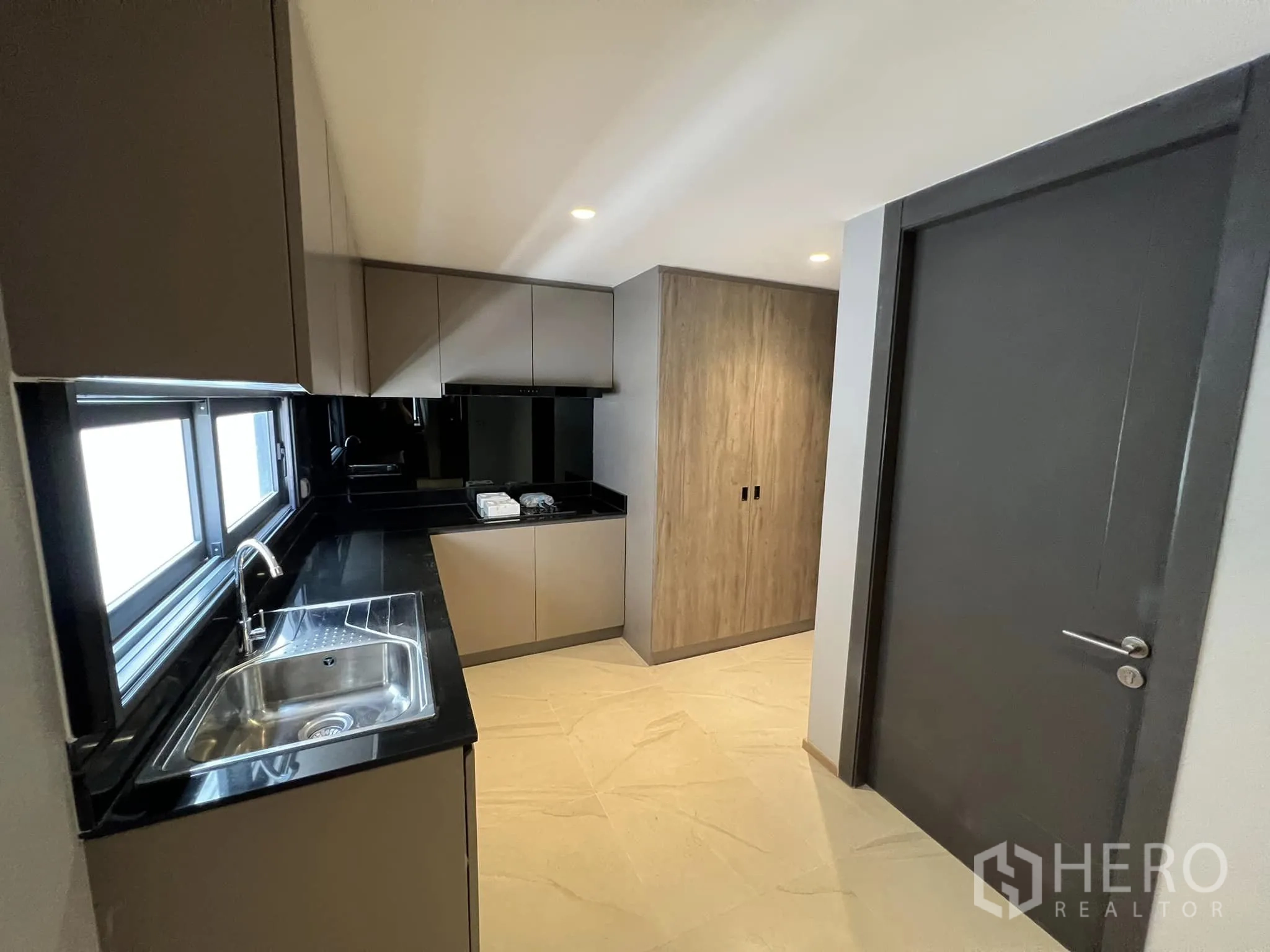 บ้าน ให้เช่าหรือขายในYan Nawa, Bangkok - ครัวไทยแยก เคาน์เตอร์หินสีดำและหน้าต่าง