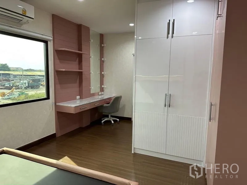 บ้าน ขายในSaphan Sung, Bangkok - มุมห้องนอนแสดงโต๊ะเครื่องแป้ง ชั้นวาง และตู้เสื้อผ้าสูง