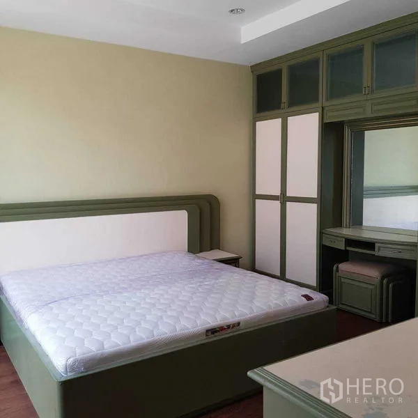 Home Office for rent in Watthana, Bangkok - Bright bedroom with built-in bed, wardrobe and dressing table.