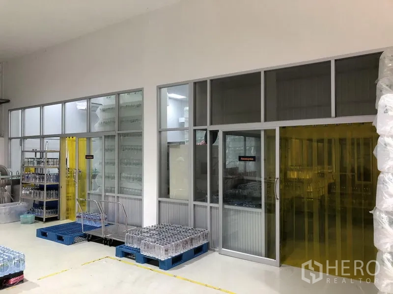 โรงงาน ให้เช่าหรือขายในWang Noi, Phra Nakhon Si Ayutthaya - ห้องกระบวนการผลิตกั้นกระจกติดกับพื้นที่จัดเก็บ มีพาเลตและอุปกรณ์