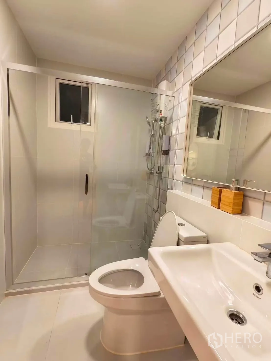 独栋房屋 for rent in Bang Phli, Samut Prakan - 现代卫浴配玻璃淋浴间、盥洗台与坐便器。